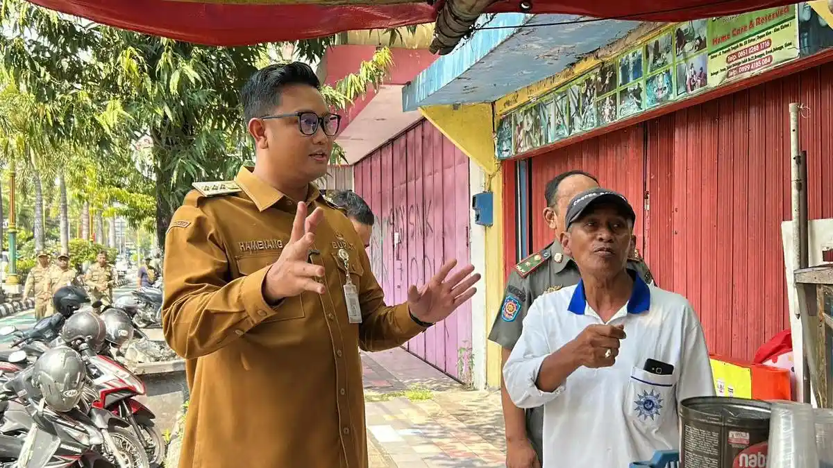 Bupati-Klaten-Hamenang-Wajar-Ismoyo-berdialog-langsung-dengan-pedagang-saat-penertiban-PKL